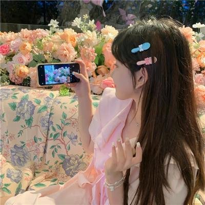 虚拟小姐在看着你封面